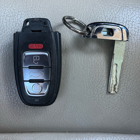 Audi Q5 Key Fob Remote Keyless 4 Button - Picture 5 of 7